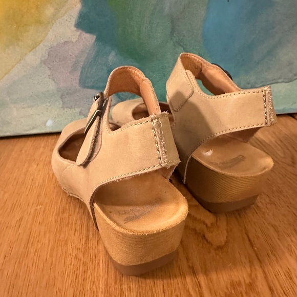 Dansko Beige Leather Sandal Tiana Wedge size 38 (8) - Picture 4 of 6